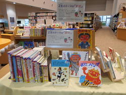 下新倉分館2月の児童書テーマ展示 おに・節分 の展示風景写真