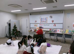 12月20日（土）【分館】「英語おはなし会Peek'n See! ～What's Kwanzaa?～」（アフリカ系アメリカ人のおまつり、クワンザ！）を開催しましたの画像