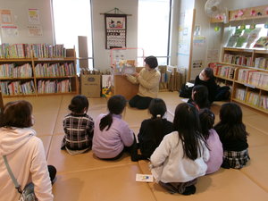 3月19日の下新倉分館でのひまわりおはなし会の様子