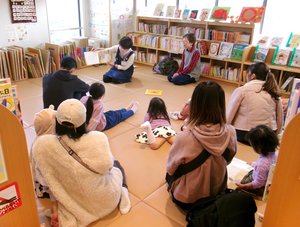 令和6年度の下新倉分館での絵本とおはなしの会の様子.JPG