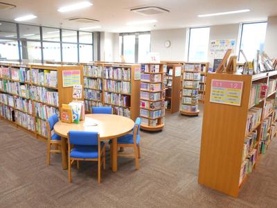 【下新倉分館】児童・YAコーナー.JPG