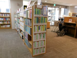 大和中学校図書委員おすすめ本の背表紙風POP展示