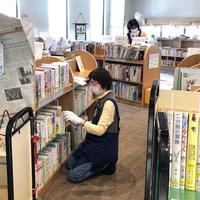 和光市図書館下新倉分館の蔵書点検風景