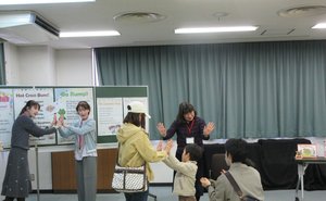 歌「Hot Cross Buns」の様子