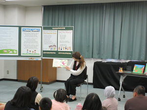 読み聞かせの様子『Achoo!』