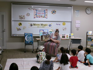 9月13日（日）【分館】英語おはなし会Peek'n See! 「Moon Magic  えほんでお月見」を開催しましたの画像
