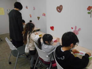 2月11日に下新倉分館で開催した英語おはなし会Peek'n See!バレンタインデーの工作の様子
