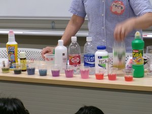 【分館】子どもの科学「酸とアルカリで遊ぼう」2